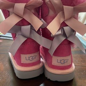 Size 8 toddler uggs.  Never been worn!